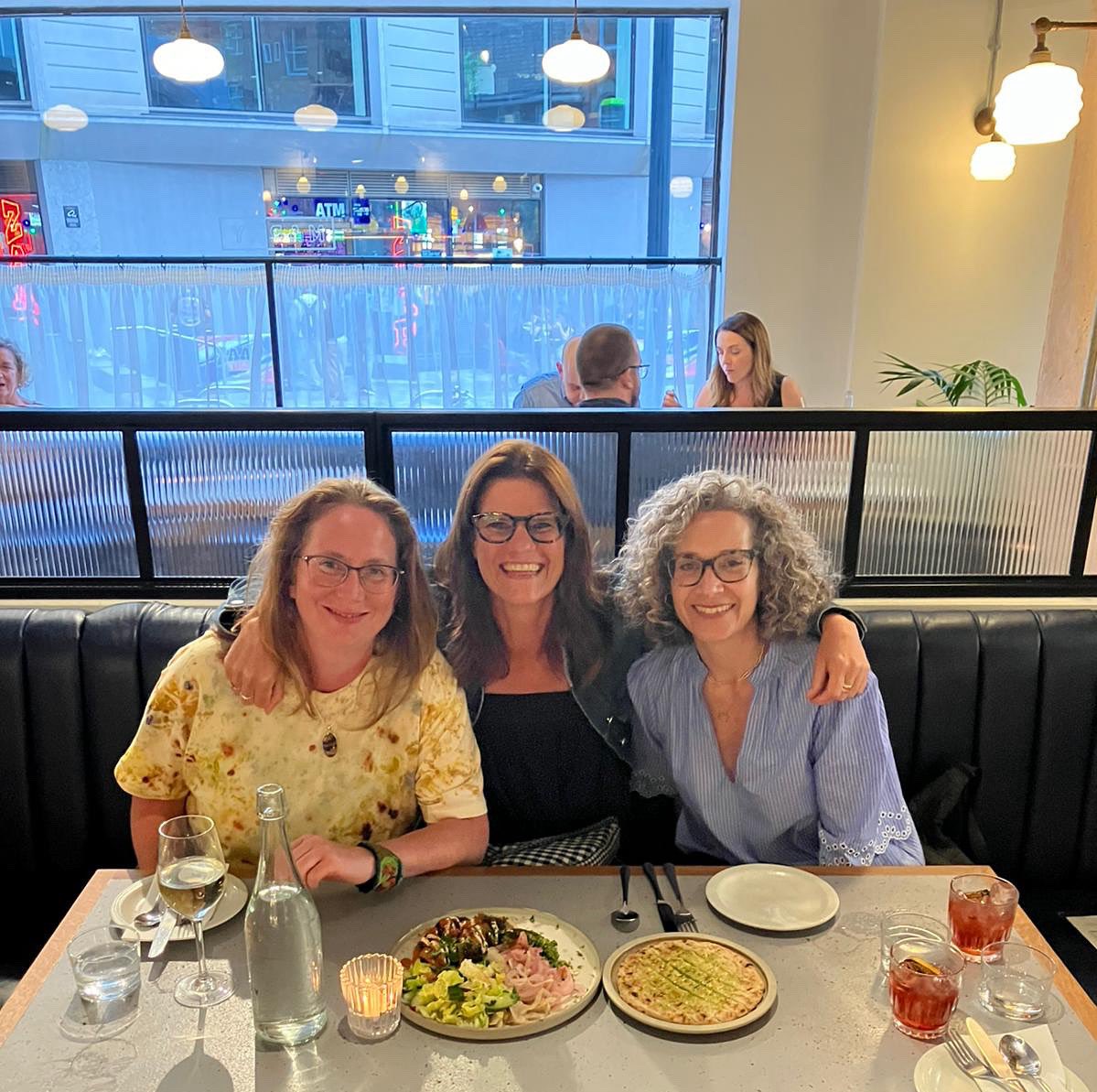 emmalayfield2's tweet image. The @books_north gang back together! ❤️📚❤️📚❤️📚 Great to catch up with my good pals Tilda Johnson and Liz Scott