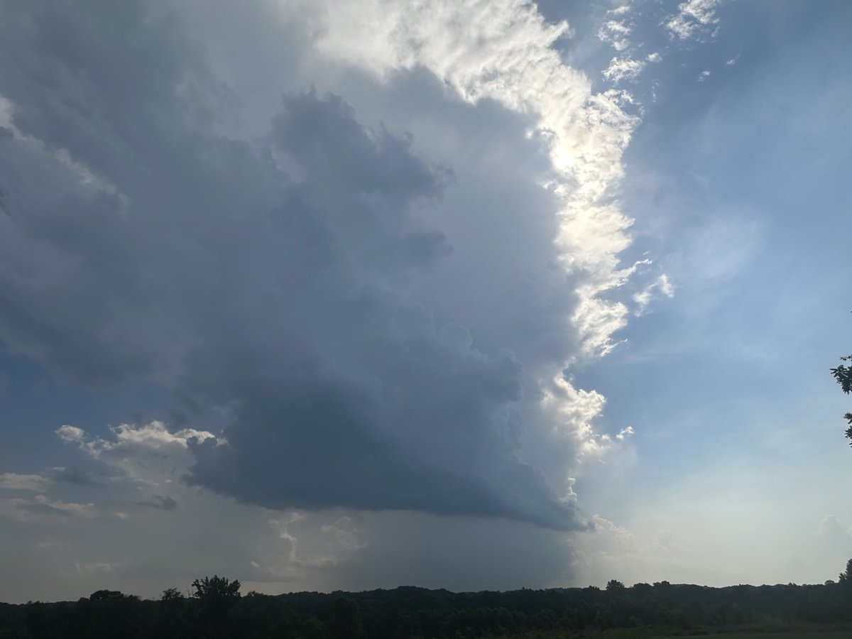 High-based tower going up looking SW from Newark, DE at 4:30 pm EDT. #dewx