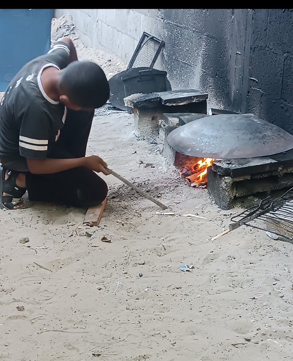 eslamomkhader's tweet image. Every day, we’re fighting just to survive…
No food, no water, no safety — only fear and hunger.
I look at my child and have nothing to offer… except prayers and the hope that this message reaches a kind heart.
If you have even a little compassion, please don’t turn away.
Your…