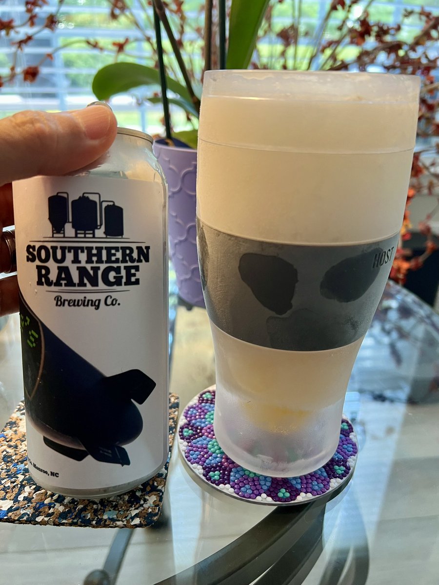 Starting Vacation Part2 w/a nice Hazy IPA poured in a frozen, double wall glass \❄️\ 💪🏼😋🥶🍻🍻🍻
Happy Friday all #beerlovers
#craftbeer #tgif