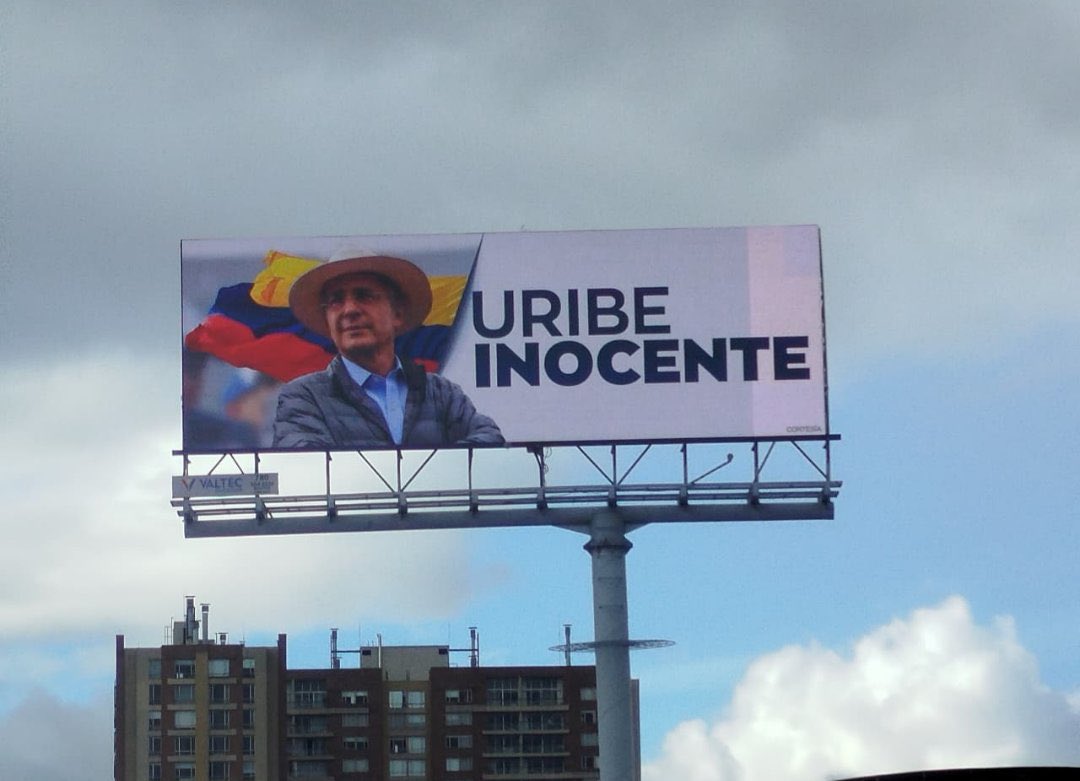 elmestizojuan's tweet image. La defensa de Uribe: de testigos falsos a vallas en las calles.
