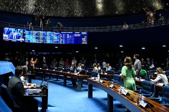 SenadoFederal's tweet image. Senado aprova cinco PECs, dez MPs e dezenas de embaixadores no semestre www12.senado.leg.br/radio/1/notici…