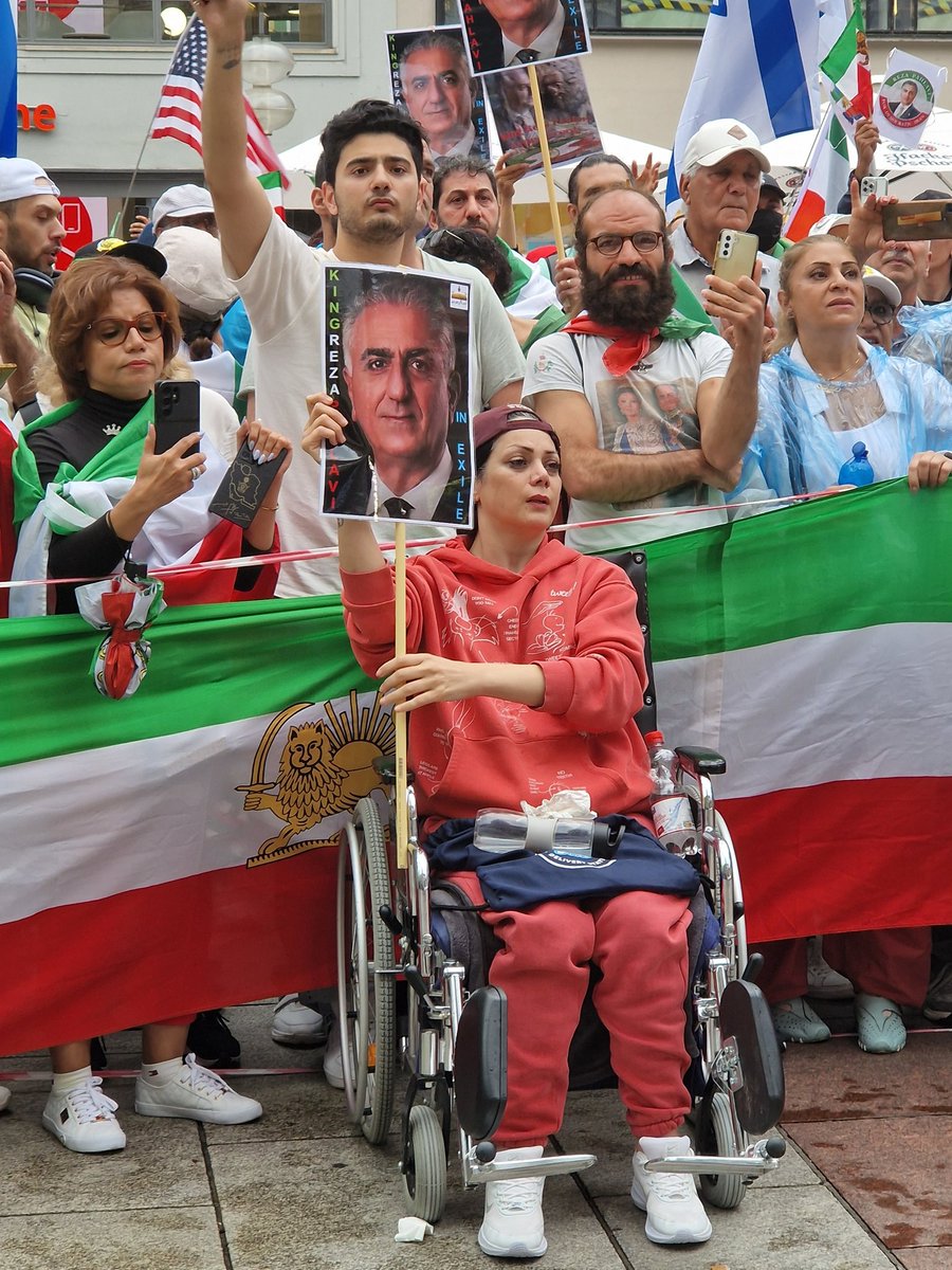 ArtavandKrazy02's tweet image. چقدر بده که این عزیزان میهنپرست اسیر غربتند، امیدوارم بتونیم بزودی برشون گردونیم.🙏❤️
#جاویدشاه
#همکاری_ملی