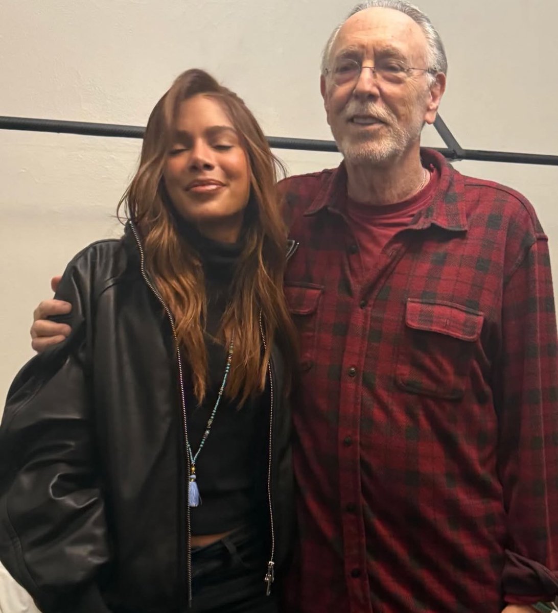 AnittaZoneBr's tweet image. 🚨 Anitta esteve presente no show de Krishna Das em Buenos Aires. 🇦🇷