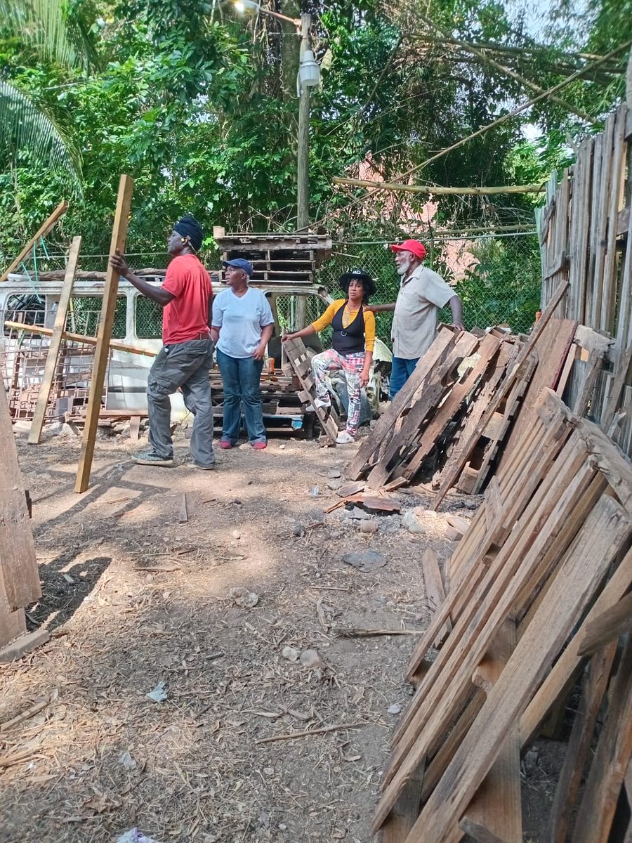 FAOCaribbean's tweet image. 🇯🇲 Over 4 weeks, 10 participants learned record keeping, pest management, nutrition & feeding and renovated a goat house using pallets as shown by @rada_jam. 🐐🏠
#ImprovingRuralLivelihoods #BetterProduction #SpringVillageDevFoundation
@UNJamaica @UNOSSC