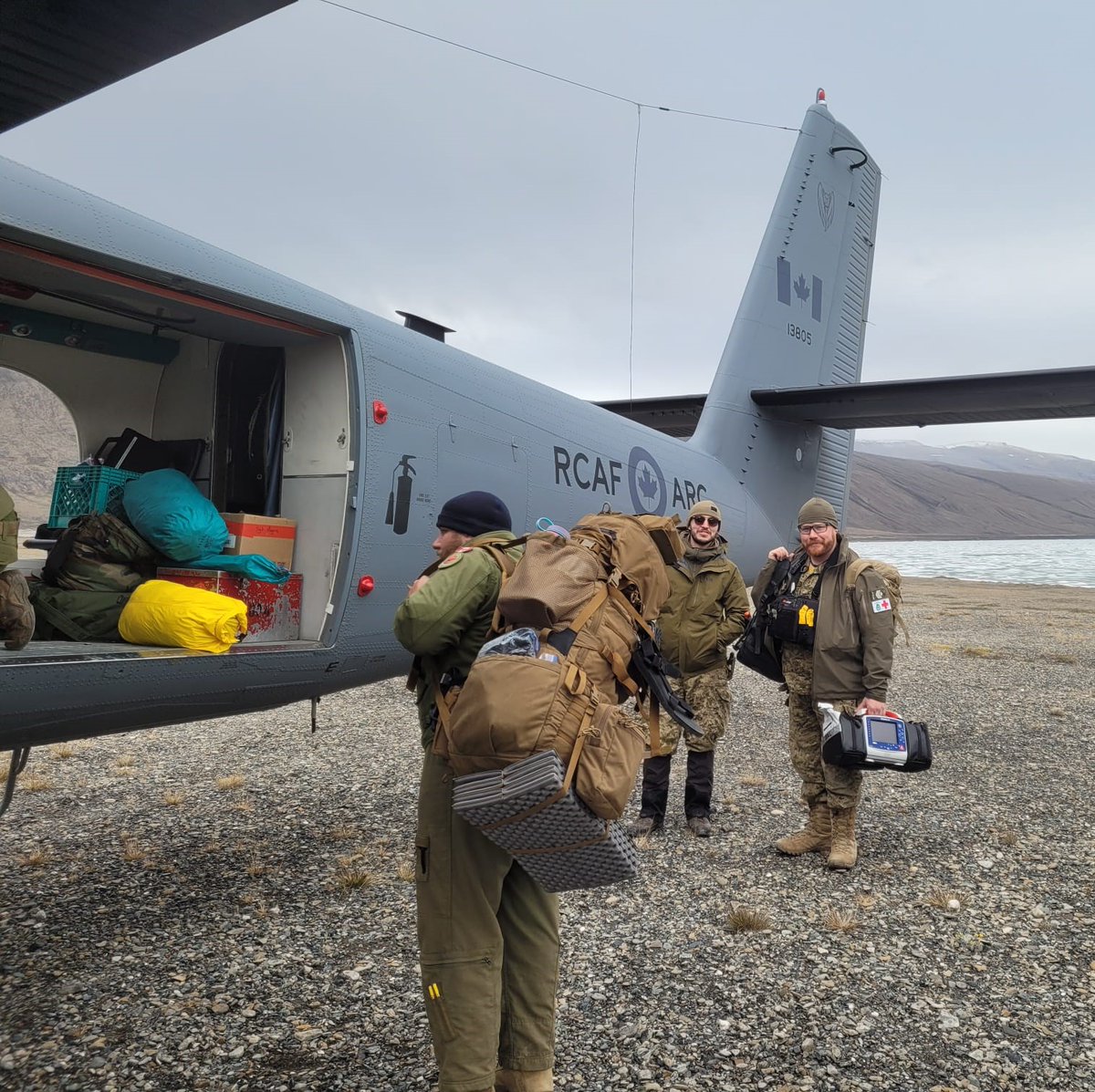 Le puissant CC-138 Twin Otter de l'#ARC travaille dur pour soutenir l'#OpNANOOK avec <a href="/JTFN_FOIN/">JTFN / FOIN</a>! Cette semaine, le 440e Escadron a extrait l'équipe alpine des #Rangerscanadiens d'un petit aérodrome du parc national #Quttinirpaaq, sur l'île d'Ellesmere, à l'extrême nord du Canada.