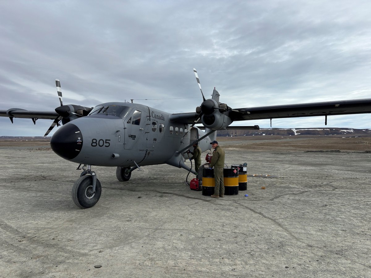 OperationsArc's tweet photo. Le puissant CC-138 Twin Otter de l'#ARC travaille dur pour soutenir l'#OpNANOOK avec @JTFN_FOIN! Cette semaine, le 440e Escadron a extrait l'équipe alpine des #Rangerscanadiens d'un petit aérodrome du parc national #Quttinirpaaq, sur l'île d'Ellesmere, à l'extrême nord du Canada. https://t.co/7VersWa24Q