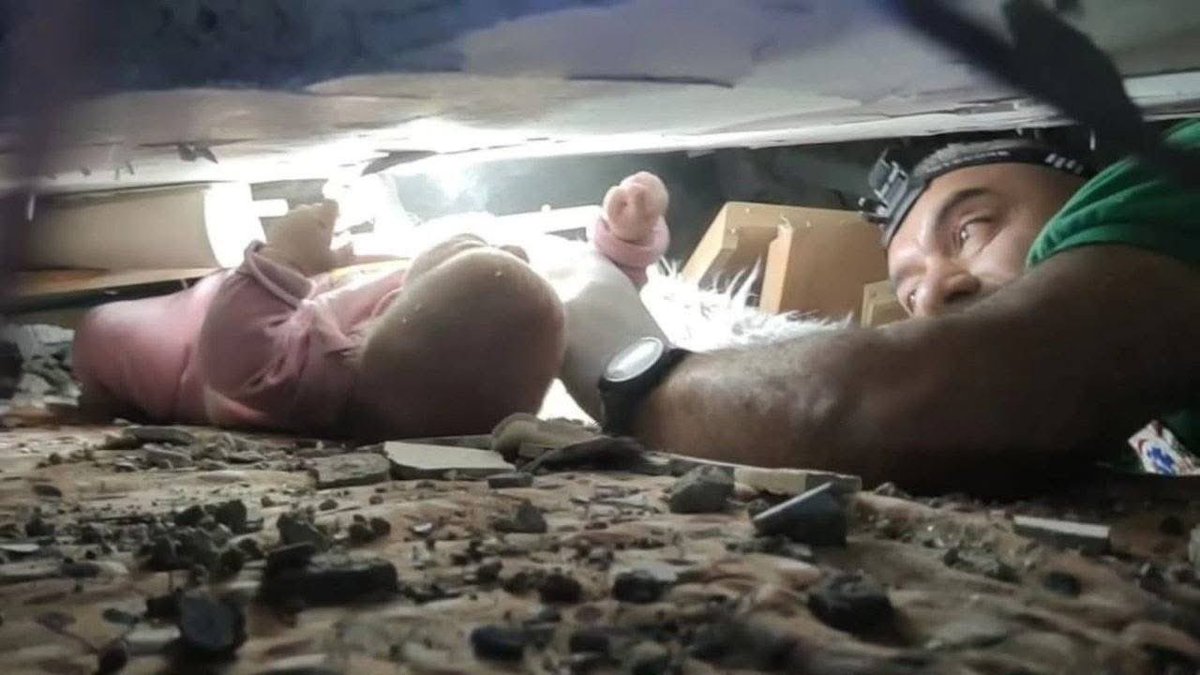 Hospital materno-infantil bombardeado en Gaza esta misma mañana. Bebés semienterrados entre la ruinas intentando ser rescatados… Es hora de que el fasc¡Sta de Netanyahu pague!