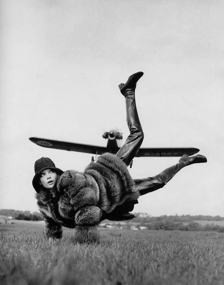 “Non sono un intellettuale, faccio solo foto”.

___Helmut Newton 

📸Willy van Rooy by Helmut Newton, London, Vogue UK, 1967.