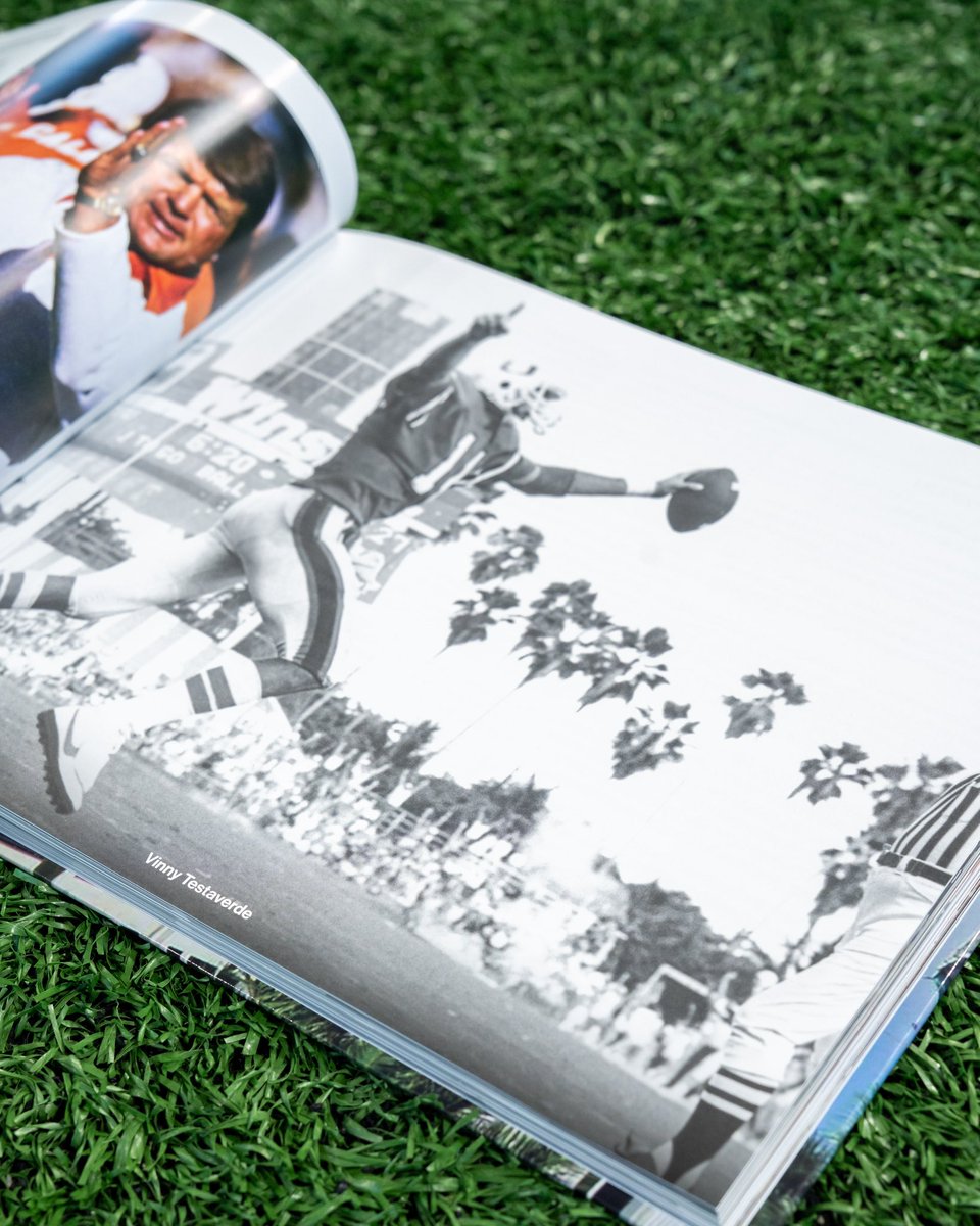 MiamiHurricanes's tweet image. Published in conjunction with @univmiami centennial, 100 Years, 100 Games: The Greatest Football Games in Miami Hurricanes History 🙌
The 162-page book looks back at a century of @CanesFootball from the program’s humble beginnings to its rise as a college football power 💥
📖…