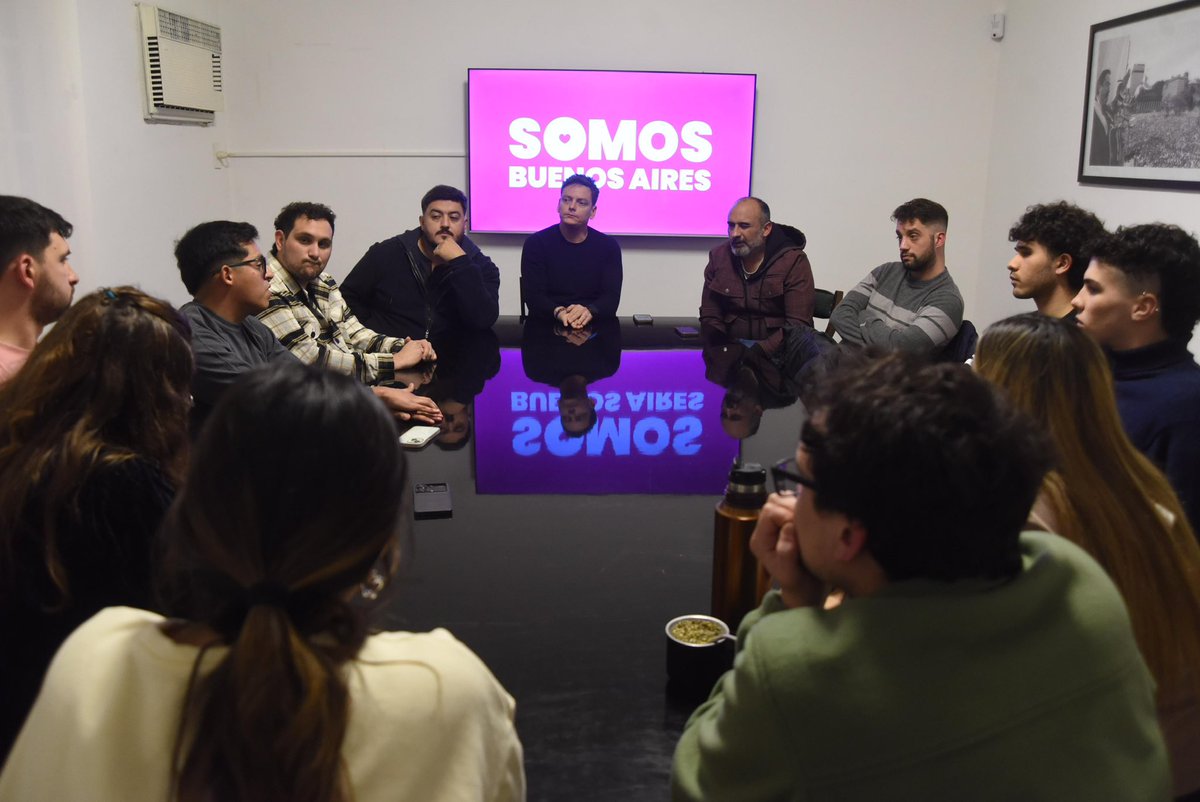 antoCmoreno's tweet image. Hay personas que pelean todos los días por cambiar las cosas.
Muchos jóvenes que son referentes de la cultura, activistas ambientales, docentes, estudiantes y vecinos que debaten en asamblea y tienen proyectos para mejorar la ciudad. Esas son las fuerzas que queremos unir🫶🏽