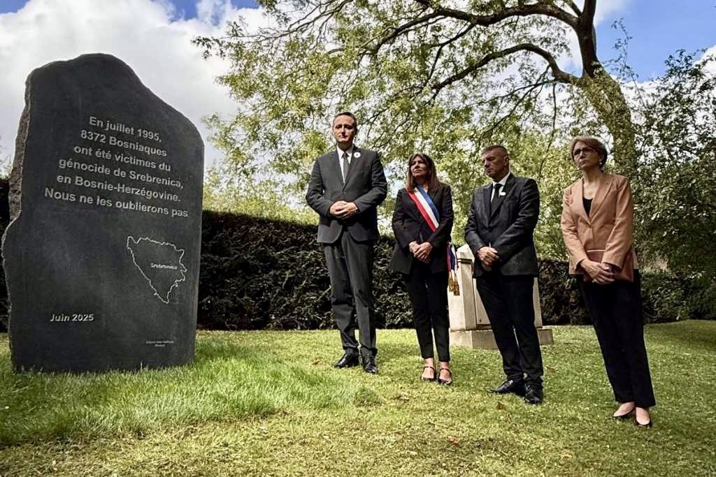 RemiFeraud's tweet image. Il y a 30 ans, un nouveau génocide était perpétré sur le sol européen. En présence de la maire de Paris et du co-président de Bosnie-Herzégovine, nous avons inauguré au Père-Lachaise un monument en hommage aux 8372 musulmans bosniaques massacrés en juillet 1995 à Srebrenica.