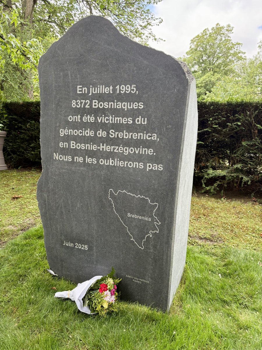 RemiFeraud's tweet image. Il y a 30 ans, un nouveau génocide était perpétré sur le sol européen. En présence de la maire de Paris et du co-président de Bosnie-Herzégovine, nous avons inauguré au Père-Lachaise un monument en hommage aux 8372 musulmans bosniaques massacrés en juillet 1995 à Srebrenica.