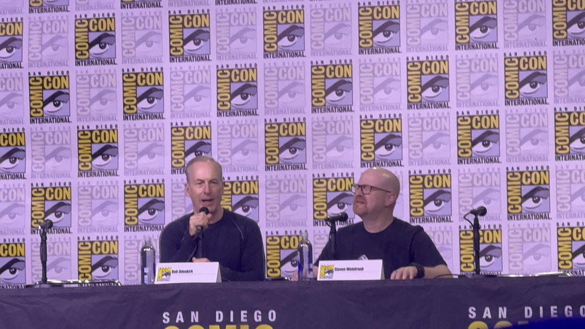 memohiervas's tweet image. Panel de Bob Odenkirk hablando de su experiencia