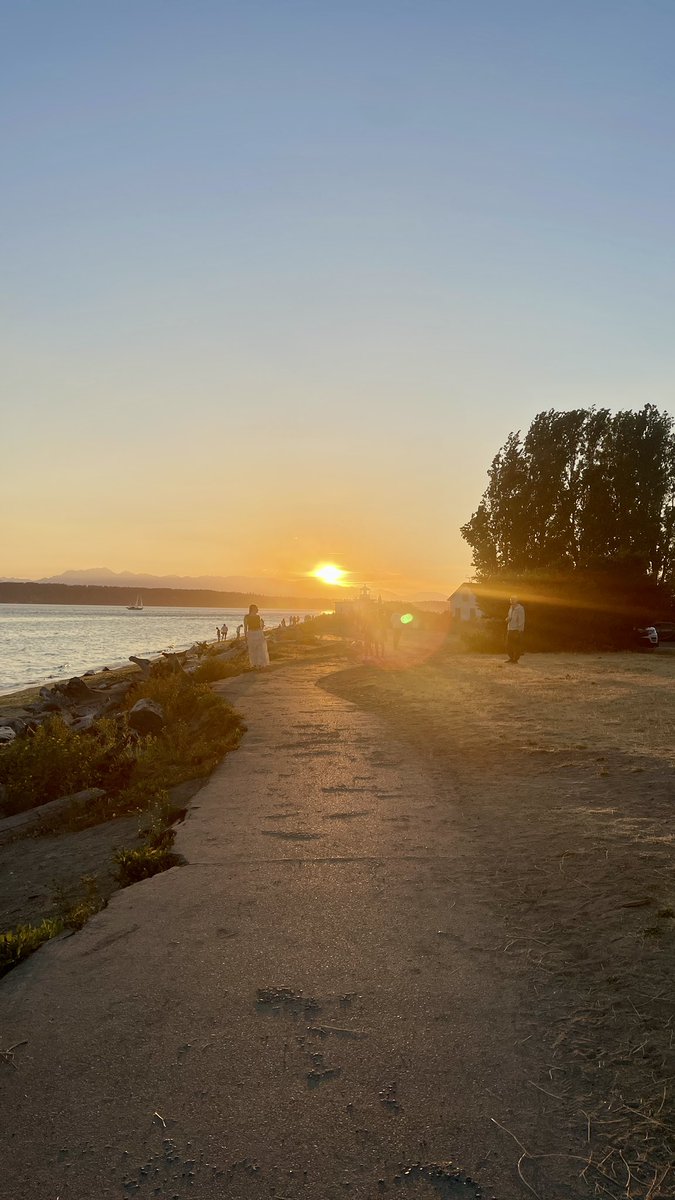 shepard_tina's tweet image. I'm loving the sprinkles today, but last night's sunset at Discovery Park was magical. #wawx @MtRainierWatch