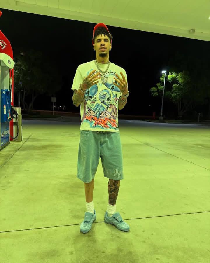 LaceLounge's tweet image. LaMelo Ball rockin’ the Louis Vuitton Footprint Soccer kicks designed by Pharrell ⚽🔥. Would you wear these? 💫

#LaMeloBall #LouisVuitton #Pharrell #FootprintSneaker #LVStyle