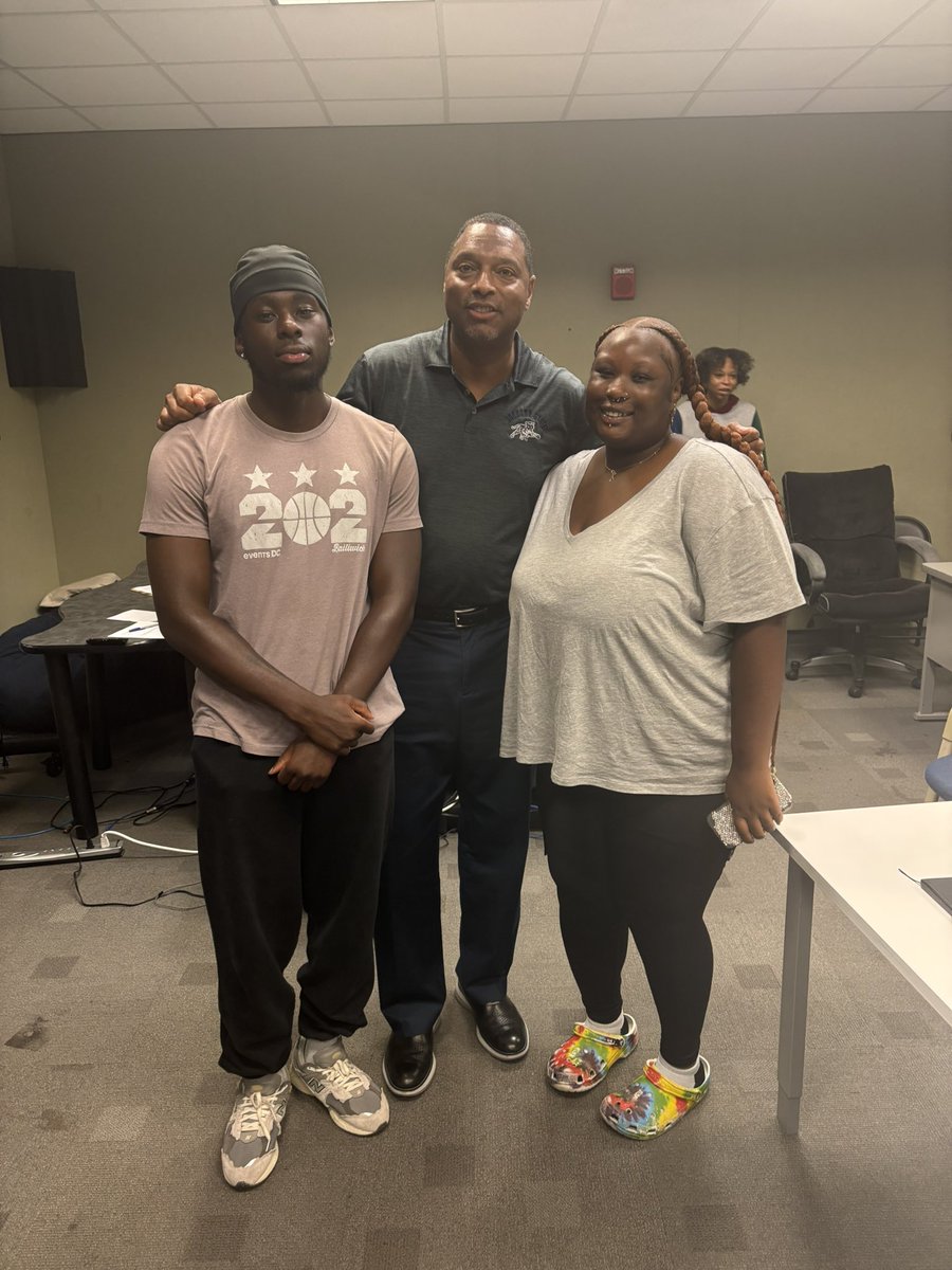 ArinTucker's tweet photo. It’s always a pleasure learning from @Wisdommartintv from watching him lead the morning show to getting real advice and inspiration face-to-face. Grateful for every opportunity to hear his story and ask meaningful questions. A true example of purpose in media. Go get his book! https://t.co/716vQPxeQE