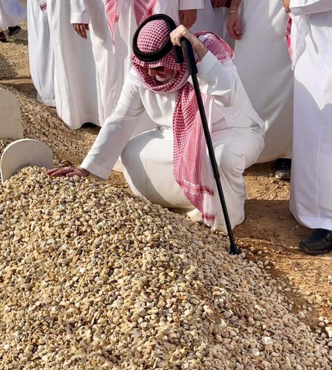 ياحبيبي يالوليد افتقدتك 💔

اليوم الجمعة قبل المغرب
زرناك أنا وأخوتك وأعمامك 
وبعض من المشايخ والمقربين 
والشباب الذين اعتنوا فيك بالمستشفى 
لقد سخرني وشرفني الله أنا وأسرتك 
أن نخدمك و نعتني بك لمدة 20 عام
وأنت في غيبوبتك
واعذرنا على أي تقصير في حقك 
فقد كنت أمانة في أعناقنا