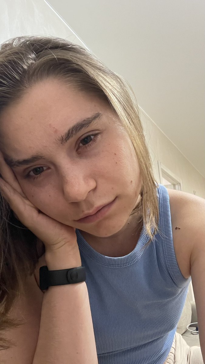 Голова, нахуя ти почала боліти перед сном. Це все тому, що мама почала читати астрологічний прогноз? Ну могла б трохи і потерпіти, не обов’язково так одразу 🥺