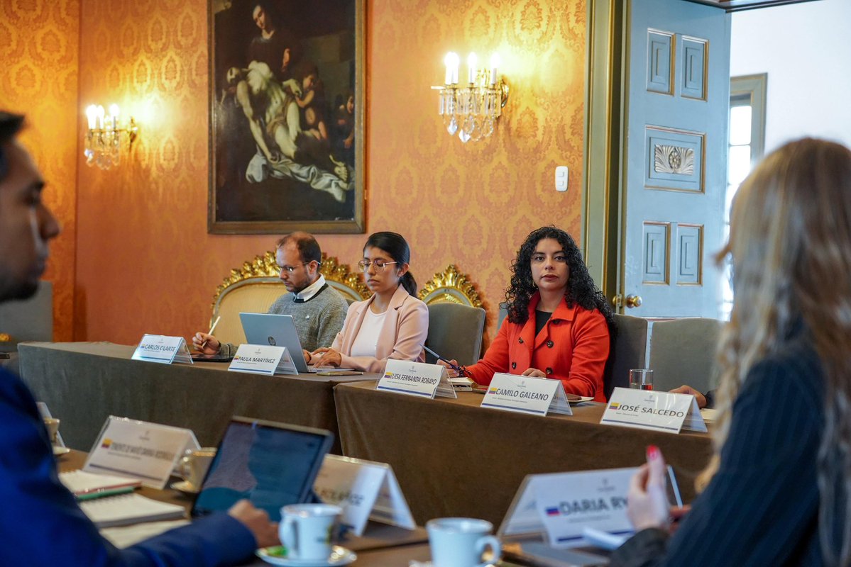 MinCiencias Colombia (@mincienciasco) on Twitter photo La ministra <a href="/YeseniaOlayaR/">Yesenia Olaya Requene</a> se reunió con el Instituto de Investigación Ártica y Antártica de Rusia para fortalecer alianzas sobre el papel de Colombia en la ciencia polar y explorar la cooperación en infraestructura, expediciones y capacidades técnicas entre ambos países. La ministra <a href="/YeseniaOlayaR/">Yesenia Olaya Requene</a> se reunió con el Instituto de Investigación Ártica y Antártica de Rusia para fortalecer alianzas sobre el papel de Colombia en la ciencia polar y explorar la cooperación en infraestructura, expediciones y capacidades técnicas entre ambos países.