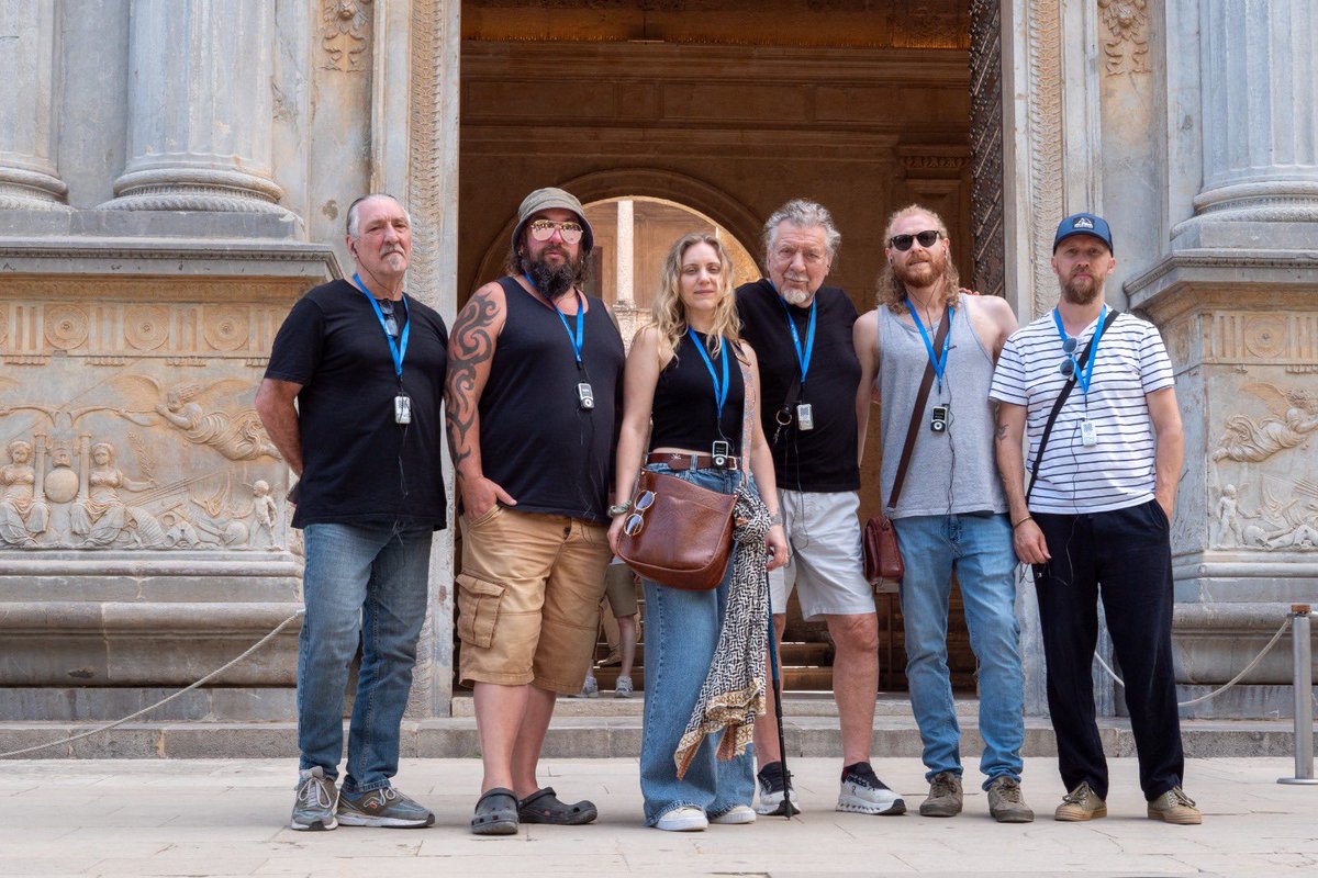 💚🎶 Recibimos la visita de  Robert Plant (cuarto por la izquierda), voz icónica de Led Zeppelin. El próximo mes celebrará su 79 cumpleaños sobre los escenarios, más de seis décadas de música y camino.

#AlhambraCultura #soñamoslaalhambra