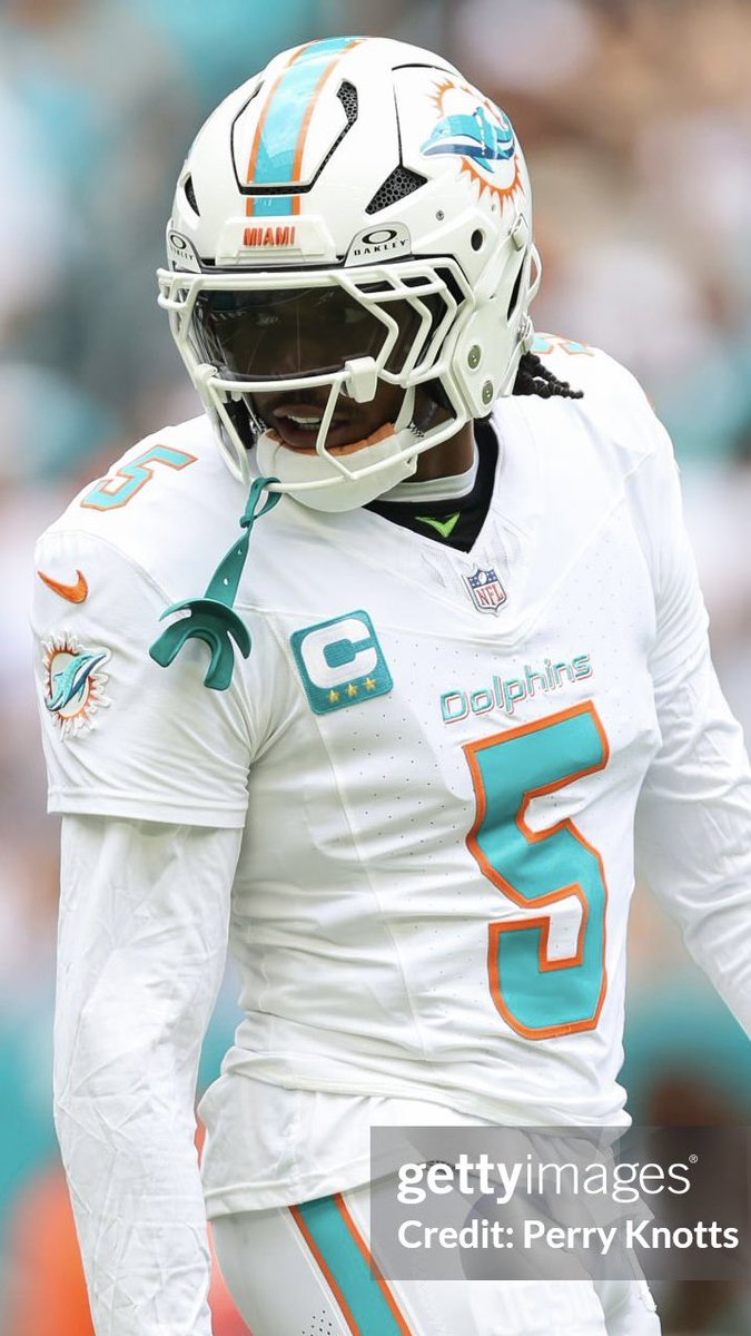 HelmetStalker's tweet image. Steelers DB Jalen Ramsey is using a Riddell Axiom 3D with a CU-AXIOM-2EG-JUICE-S facemask, 45% Oakley visor and a Riddell hardcup chinstrap paired with the Cam-Loc system; he used a SportStar Victory XD chinstrap paired with their Flex Adapters with the Dolphins in 2024.