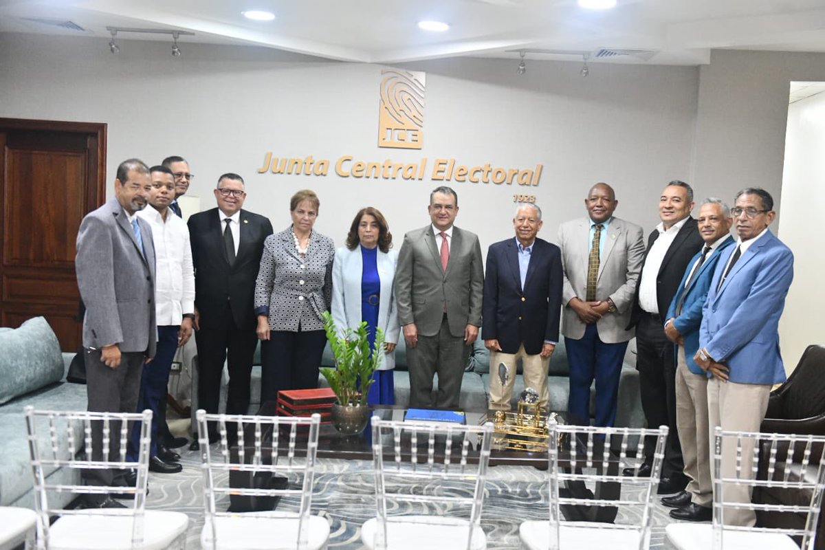 juntacentral's tweet image. El presidente de la Junta Central Electoral, magistrado Román Andrés Jáquez Liranzo (@RomnJquez), y la miembro titular del Pleno, magistrada Dolores Altagracia Fernández, recibieron a una comisión del Partido Revolucionario Dominicano (PRD).
La comisión del PRD estuvo integrada…