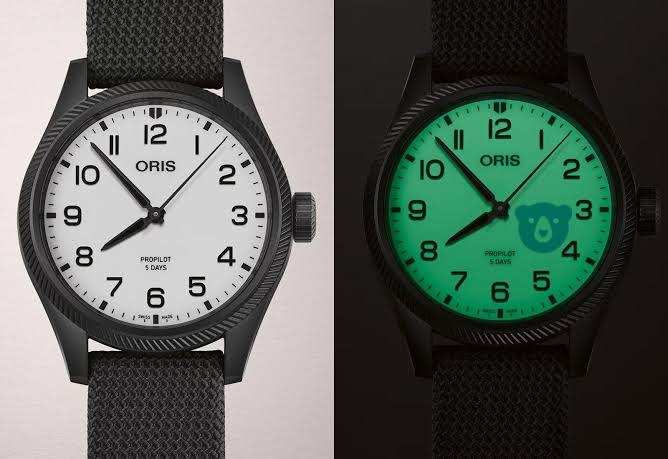 Saatlerdeki böyle ufak detaylara bayılıyorum. Görmüş olduğunuz Oris ProPilot Hölstein Edition 2025 saatte hem tam kadran lume var, hem de sadece lume ile beliren şirin bir ayı motifi. Harika bir detay.