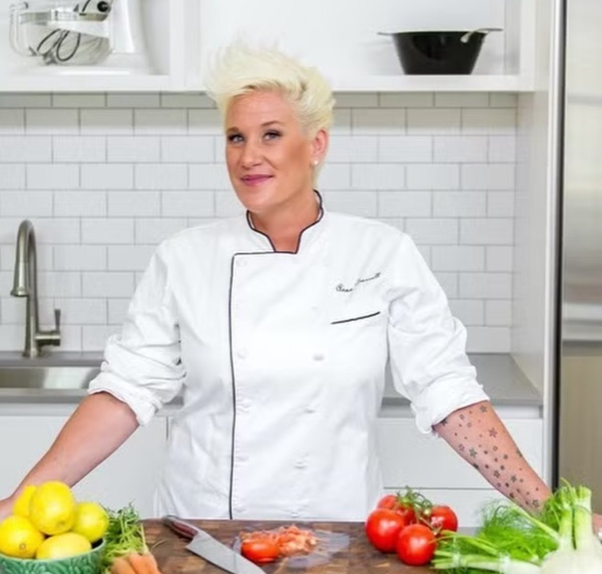 BuzzLifenews's tweet image. Anne Burrell’s cause of death ruled as suicide
This comes five weeks after the Food Network star died at 55.
The cause of death is specified as "acute intoxication due to the combined effects of diphenhydramine, ethanol, cetirizine, and amphetamine," and was determined by the…