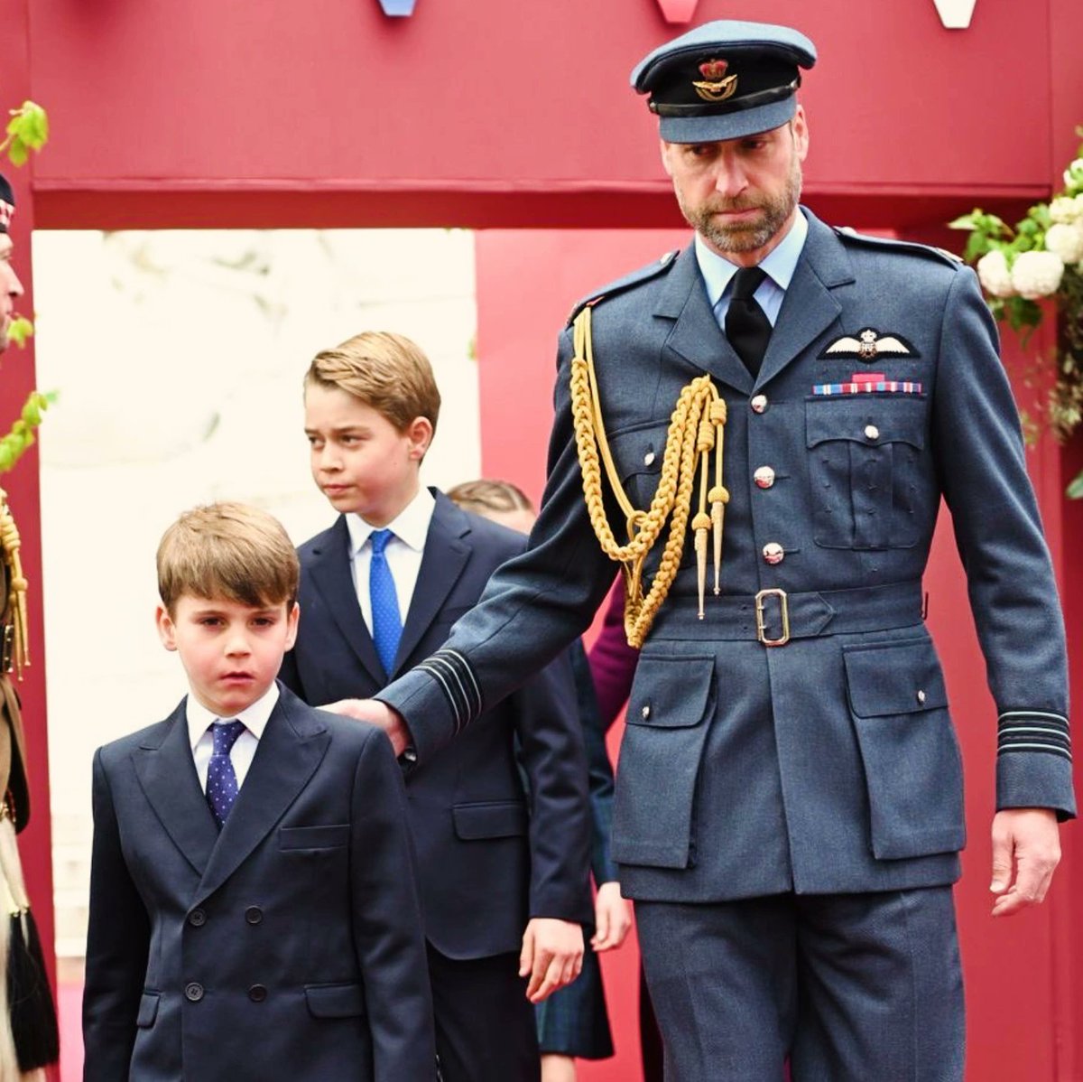 BillyDouglass7's tweet image. #PrinceWilliam always has that loving and protective hand on his children's backs when they are out and about in the public eye. He is such a great father.馃憦馃憦馃憦#PrinceLouis