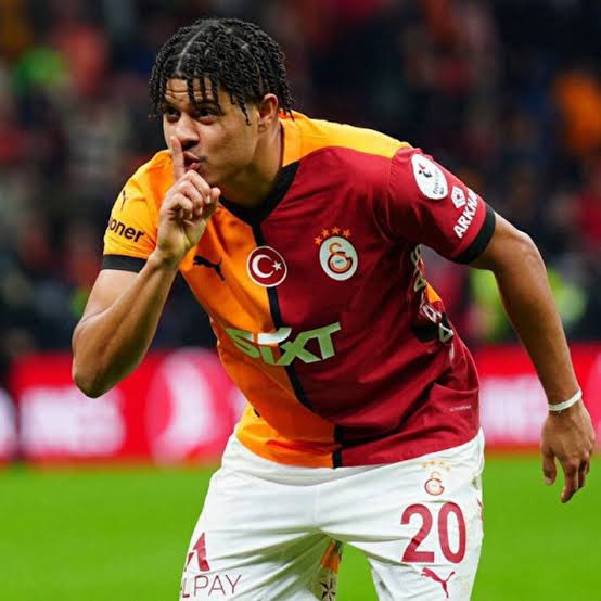 Sağında solunda ligin mvp’si barış yunus, arkasında yine ligin mvp’si lemoş torrik, önünde dünyanın mvp’si Osimhen varken akan oyunda 1-2 maç harici hatırası bile yok. Duran top yoksa bana müsade usta ya…..