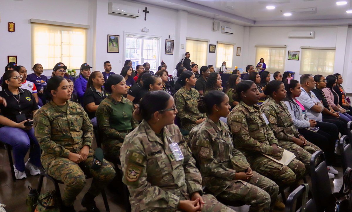aeronavalpanama's tweet image. Personal de la Oficina de Equidad de Género y Equiparación de Oportunidades (#OEGEO) del @MinSegPma, impartió capacitación a las delegaciones femeninas de los estamentos de seguridad, conmemorando el Día Internacional de la Mujer Afrodescendiente👩🏿🦱🟣en el auditorio #Aeronaval.