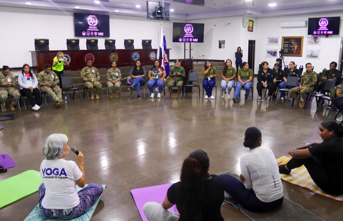 aeronavalpanama's tweet image. Personal de la Oficina de Equidad de Género y Equiparación de Oportunidades (#OEGEO) del @MinSegPma, impartió capacitación a las delegaciones femeninas de los estamentos de seguridad, conmemorando el Día Internacional de la Mujer Afrodescendiente👩🏿🦱🟣en el auditorio #Aeronaval.