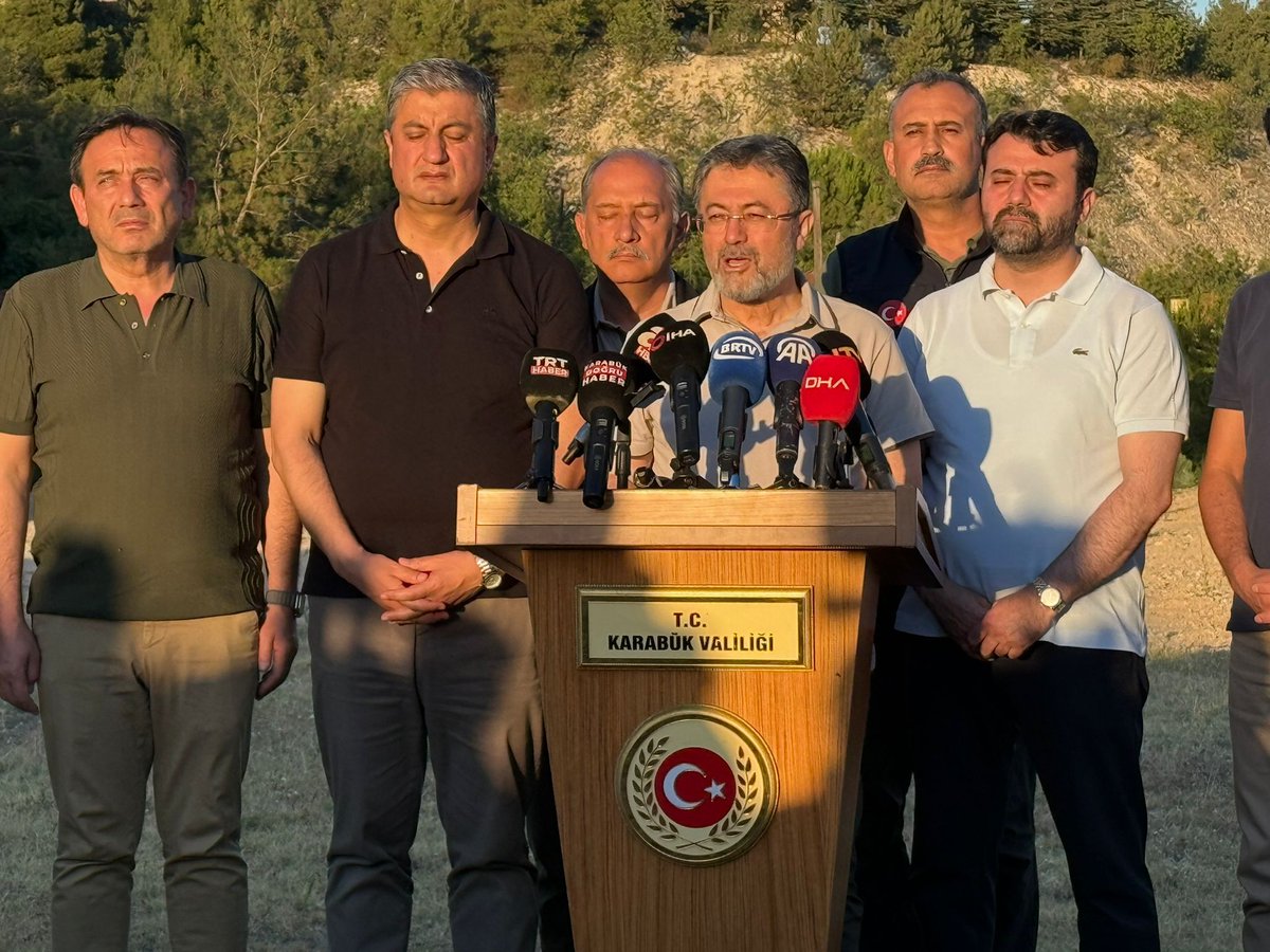 kisadalgamedya's tweet image. 🟡 Bakan Yumaklı: "Bu bir savaştır. Biz ülkemizdeki bütün yangınlarla savaşıyoruz. Bugün 37’si ormanlık alanda, 36’sı kırsal alanda olmak üzere toplam 73 yangınla mücadele edildi."
kisadalga.net/haber/gundem/b…