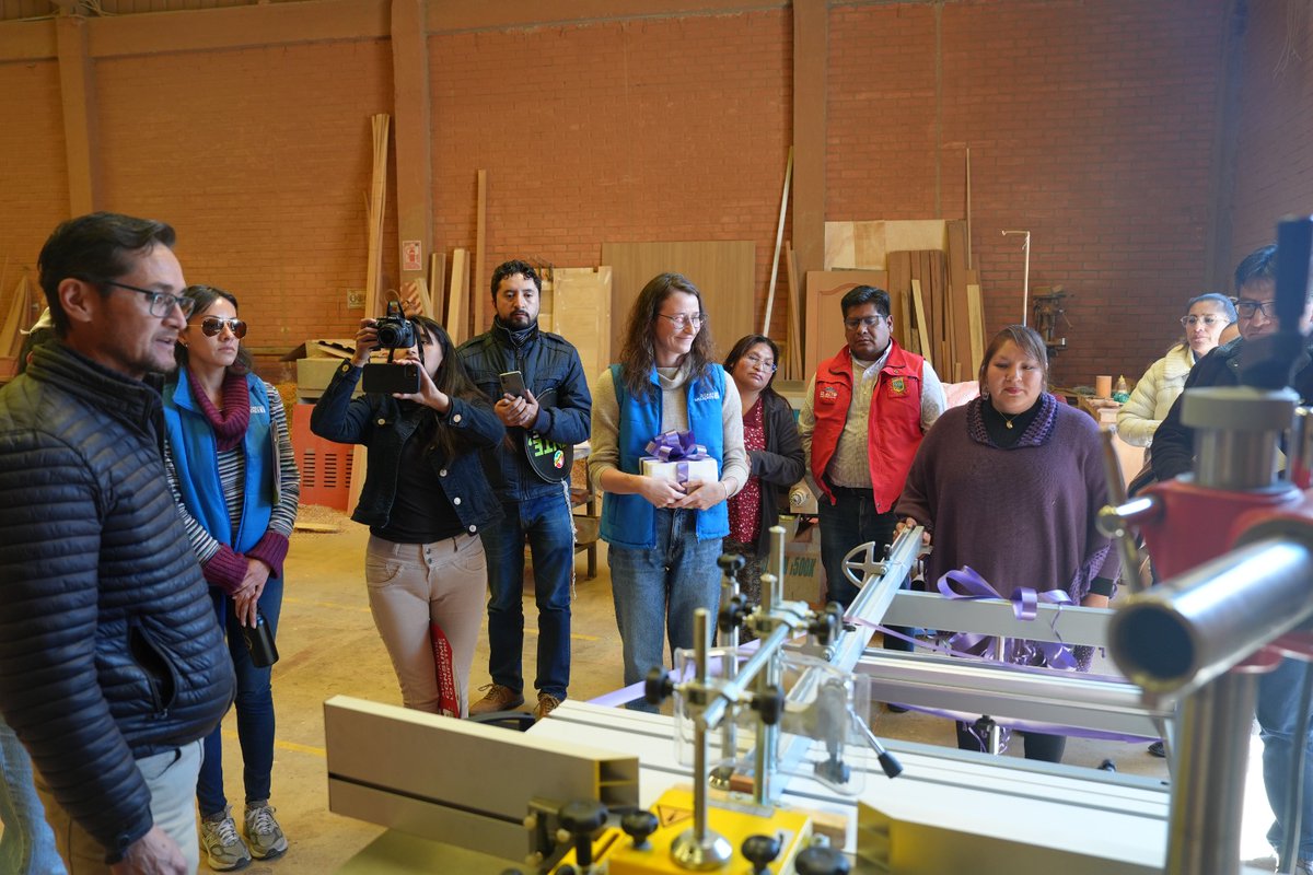 Entregan maquinaria a Centros de Innovación Tecnológica y Productiva de El Alto para fortalecer pequeñas productoras y artesanas
Más detalles 👉produccion.gob.bo/?p=27233