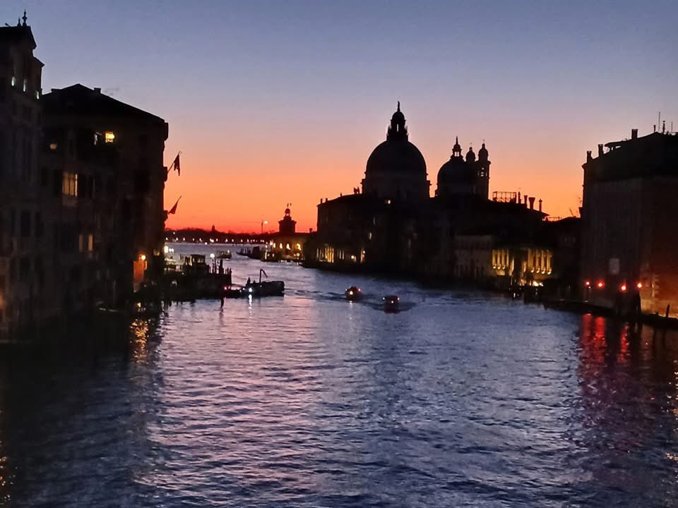 #NotturniDiCittà
#VentagliDiParole 

Alba a Venezia

📸 ©️Libreria Toletta, Venezia

A presto, amici  di X