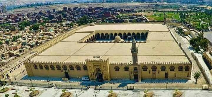 أول بيت لله وضع للمسلمين فى قارة أفريقيا هو مسجد "عمرو بن العاصؓ" في مصر بالفسطاط.

أسسه الصحابي عمرو بن العاصؓ عام (٢١ھ/641م) بداية الفتح الإسلامي لمصر.

وقد شارك عدد من صحابة رسول الله ﷺ فى بنائه كالزبير بن العوام وعبادة بن الصامت.

ويعرف باسم "تاج الجوامع" أو "الجامع العتيق