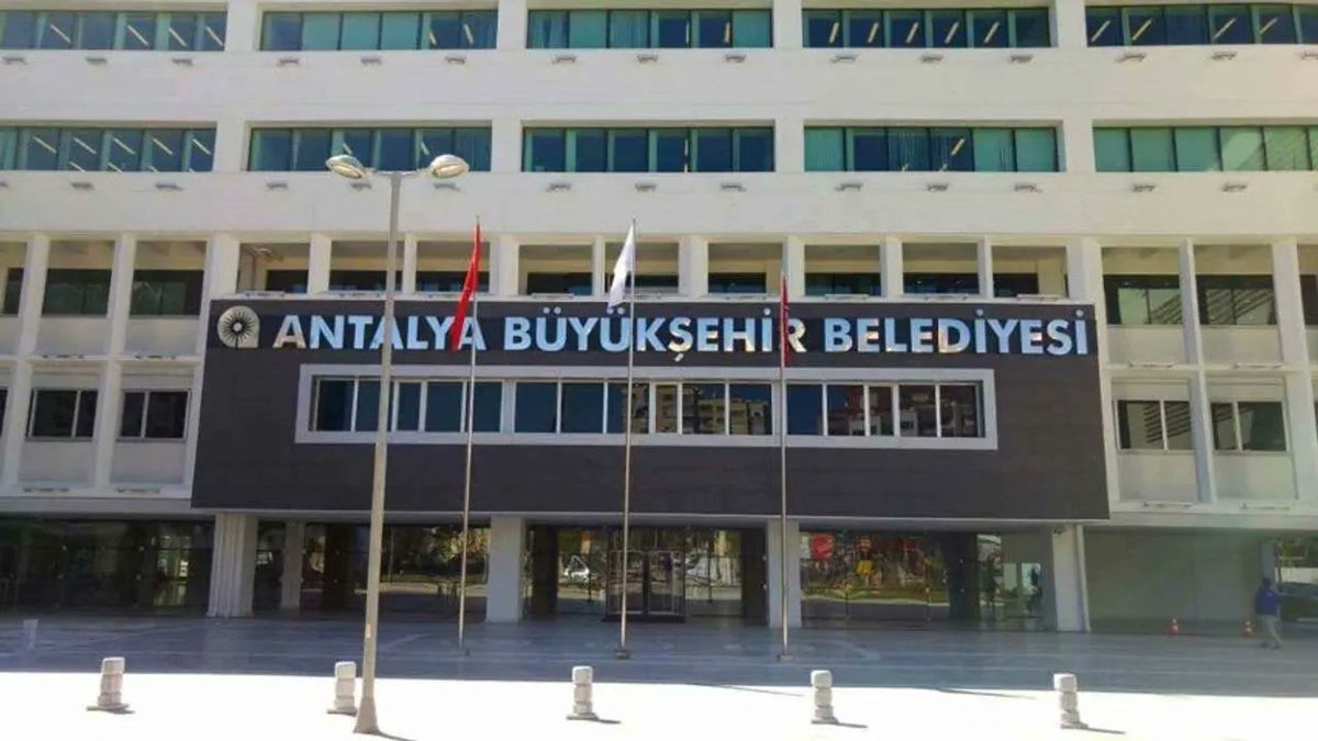 kisadalgamedya's tweet image. ◼️ Antalya Büyükşehir Belediyesi'ne yönelik operasyonda 2 tutuklama
Antalya Büyükşehir Belediyesi'ne yönelik operasyonda gözaltına alınan Genel Sekreter Yardımcısı Serkan Temuçin ile İmar Şube Müdürvekili Tuncay Kaya tutuklandı.
kisadalga.net/haber/gundem/a…