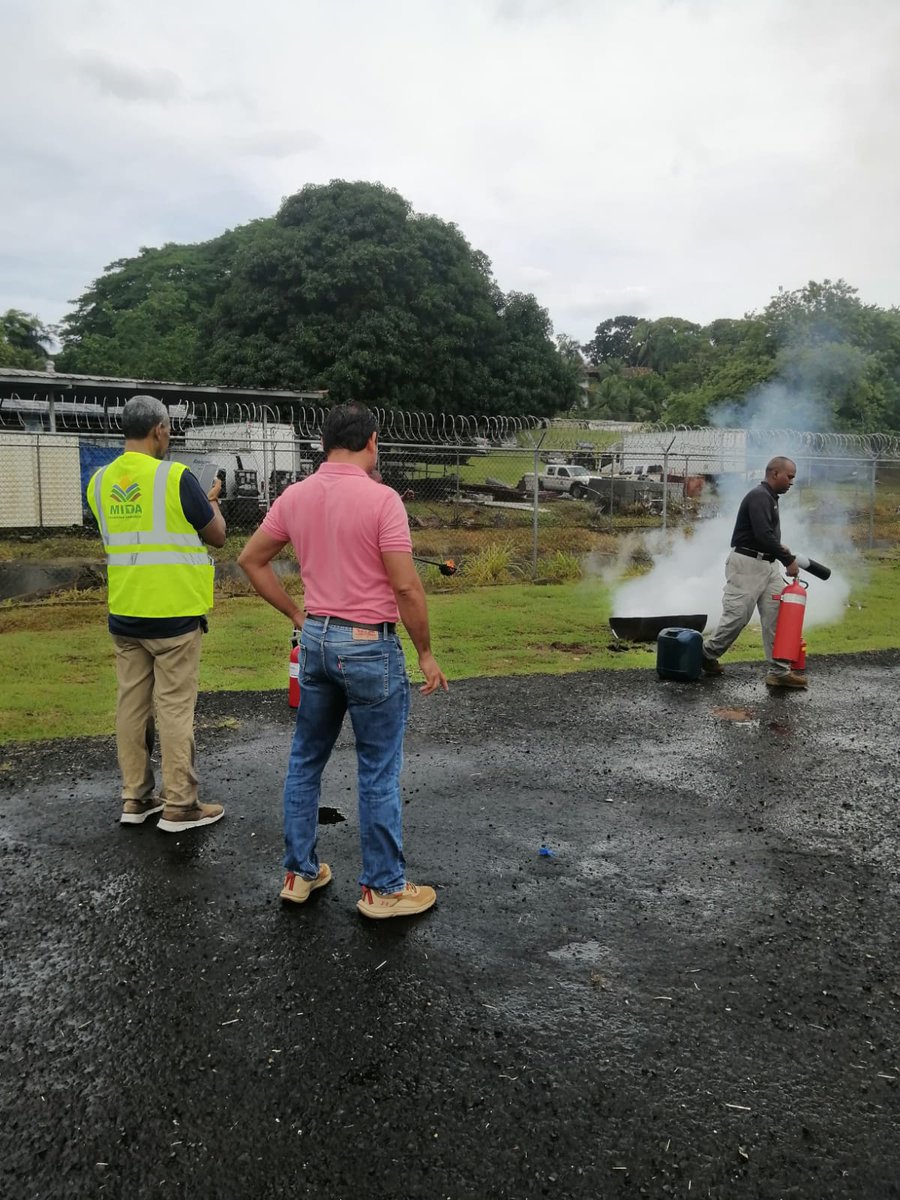 👨‍🚒✈️ Personal del MIDA, el Servicio Nacional de Migración, Autoridad de Aduanas, el departamento de operaciones del Aeropuerto Marcos A. Gelabert, entre otros;  los cuales operan en esta terminal, participaron en una capacitación sobre prevención de incendios y uso de extintores.