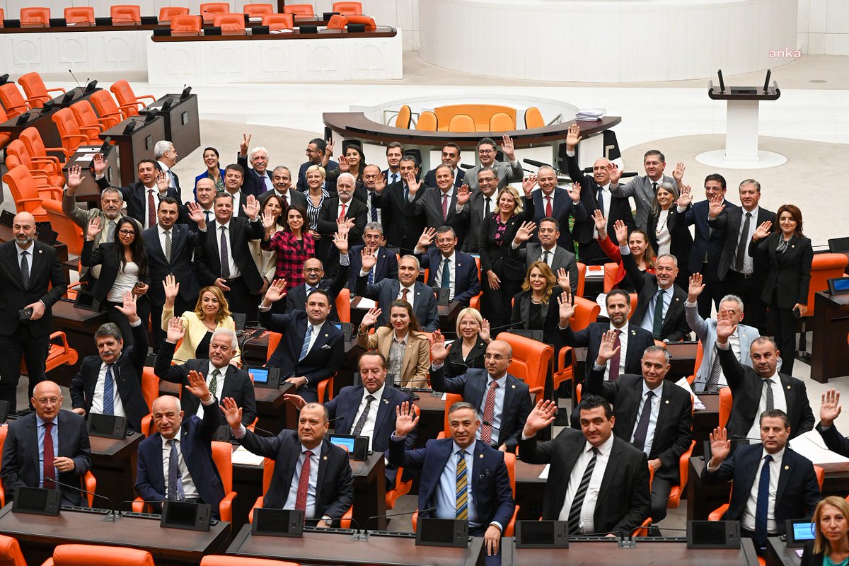kisadalgamedya's tweet image. 🔴 CHP milletvekilleri ağustos ayında sahaya inecek
CHP milletvekilleri, belediyelere yapılan operasyonlara karşı vatandaşları bilgilendirme çalışmaları yapmak üzere 81 ilde yurttaşlarla bir araya gelecek.
kisadalga.net/haber/gundem/c…