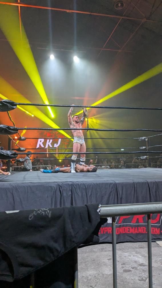 Pep S. Caro ペップ・S・カロ (@elpep23) on Twitter photo The Killer reclaims his crown! 👑
Ricky Knight Jr. defeated Michael Oku to win the Undisputed British Heavyweight Championship at RevPro Summer Sizzler 2025!
What a war!
And big title change a month before the <a href="/RevProUK/">Revolution Pro</a> Anniversary!
<a href="/Sceptivy/">Sceptivy</a> 📷
#RevPro <a href="/RKJ450/">RKJ</a> <a href="/TheOJMO/">Michael Oku</a> The Killer reclaims his crown! 👑
Ricky Knight Jr. defeated Michael Oku to win the Undisputed British Heavyweight Championship at RevPro Summer Sizzler 2025!
What a war!
And big title change a month before the <a href="/RevProUK/">Revolution Pro</a> Anniversary!
<a href="/Sceptivy/">Sceptivy</a> 📷
#RevPro <a href="/RKJ450/">RKJ</a> <a href="/TheOJMO/">Michael Oku</a>