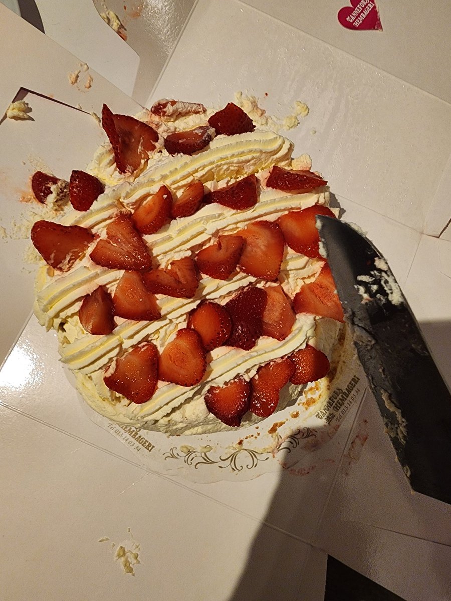 DrDemolitions's tweet image. At the suggestion of a very cute blue thing, I went and bought a real cake at a real bakery, so me and the Fellas had some strawberry vanilla cake, and I dedicate it to the silly girls.
And the cake was really good, though. I kind of shifted it in transit. ty for the tip Spingy💙