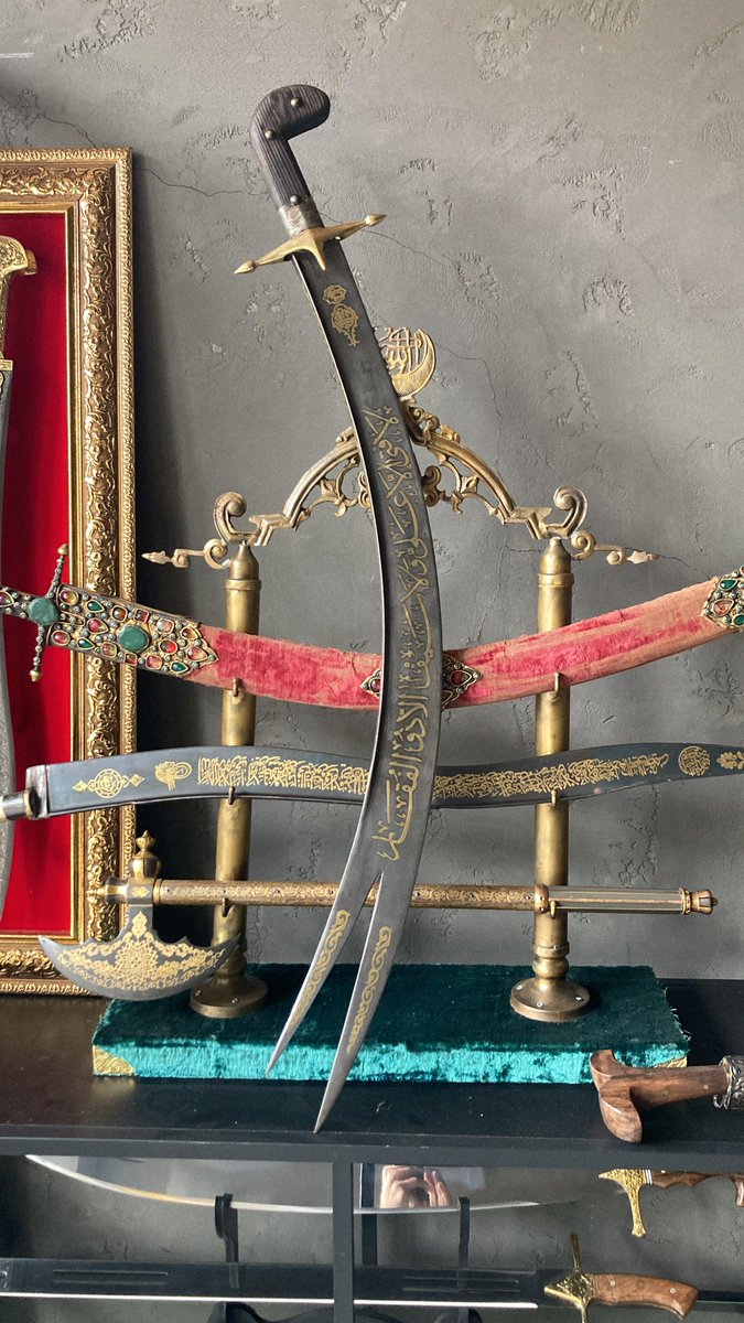 AleviTarihii's tweet photo. Cemalin görenler salavat verir
Emrin ile cümle kainat yürür
Sana dil uzatan inan ki kurur
Sen haksın dünyada, erem sultanım

Kıblem Muhammeddir, Hakk habib Allah
Mürşidim Alidir hem keremullah
Birliğe bağlıyam Allah eyvallah
Yeter ki sıdk ile duram sultanım

#DavutSulari
#Alevism https://t.co/kK1YYeONNY