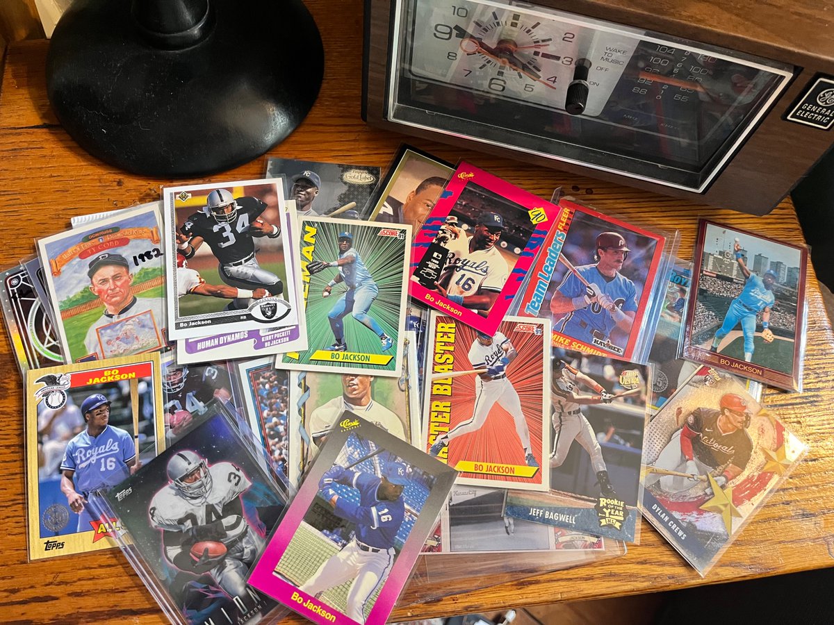 RetroCardSnaps's tweet image. An amazing Friday afternoon mailbox find! Thanks so much to @Out_o_wack_chef for the insanely generous RAK!
So much fun and now I get to organize some binders tonight.
#TheHobby is the best part of 𝕏!