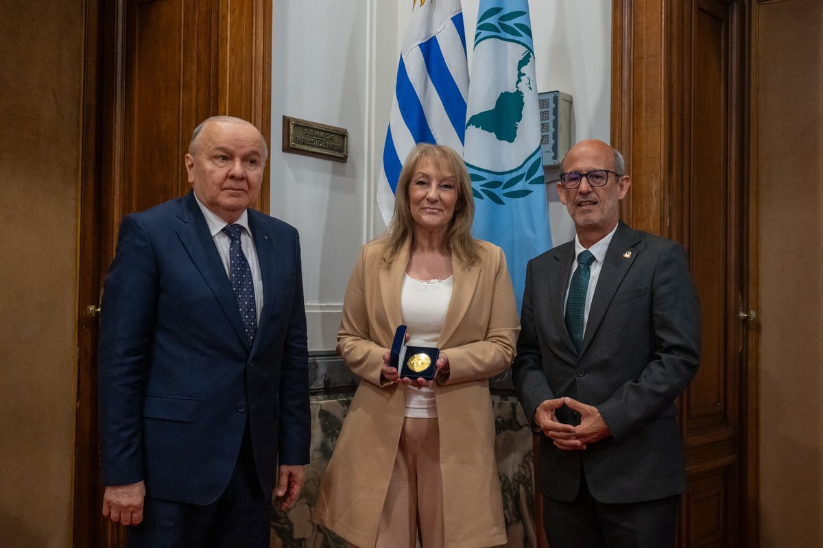 Parlamento_UY's tweet image. 👉 La Presidenta de la Asamblea General @CosseCarolina, recibió en el Despacho de Presidencia al Presidente del Parlamento Latinoamericano. @Parlatino_org
(+) goo.su/xLPlwe