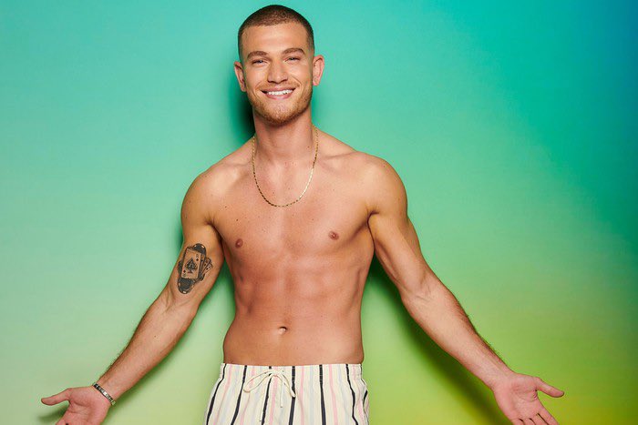 ‘how do you feel seeing that toni’
did he die and come back as maya jama genuinely shut up weirdo #LoveIsland