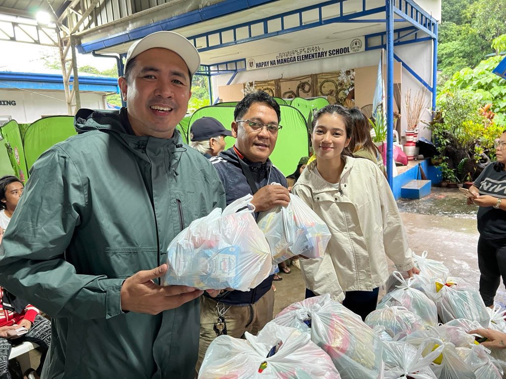 bubblies_usca's tweet image. DONNY, BELLE, AND THEIR KINDNESS.
Hindi lang sila artista. Donny and Belle are reminders that heroes wear humility. Serving Silang and Taytay with compassion and care.
DonBelle, thank you for your big hearts and helping hands.