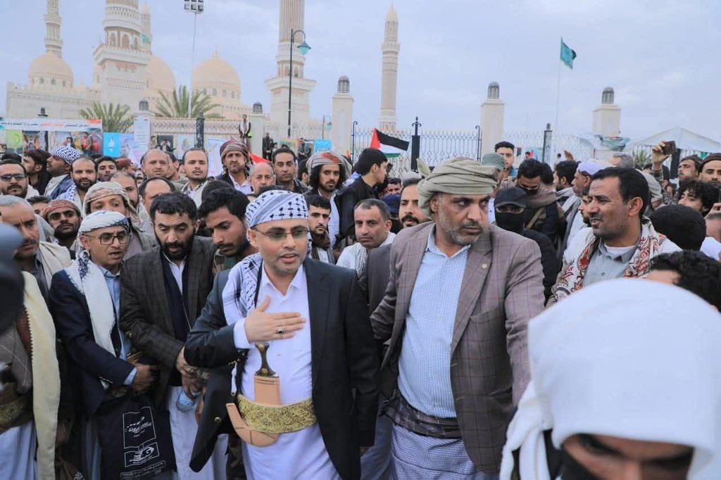 أيها العالم الراكع خلف جدران الخوف: 
هنا فخامة المشير وسط شعبه
يهتف لغزة بقلوبنا
يعلّمكم أن اليمن مدرسة الحسين
وأن من يرفض الظلم لا يُهزم. 
هنا نكتب لغزة:
أن الكرامة لا تُساوَم
اليمن بشعبه وقيادته معكم
لستم وحدكم.
#فخامة_رئيس_الجمهورية 
#فخر_العرب 
#مهدي_المشاط 
#غزة_تقتل_جوعاً