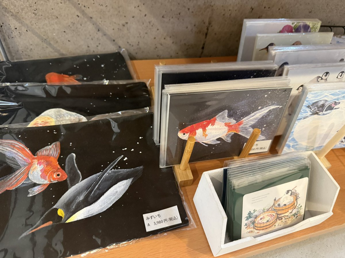 mizuichi_RI's tweet image. ペンぎょ展2025 名古屋展が本日7/26から始まりました! 手描きポーチは残り3点🖌️その他、カラー封筒付きメッセージカード、一部ポストカードが在庫限りとなっております🐧🐠
会期➡️7/26(土)〜8/17(日)
休館日➡️毎週月・火曜日 ※8月11日(月・祝日)は開館•8月13日(水)は振替休日
#ペンぎょ展2025