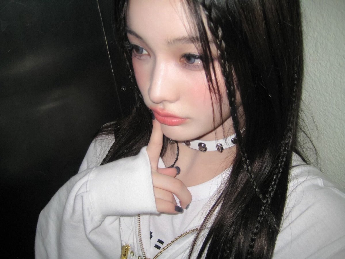 ILLIT_twt's tweet image. 고민은 빼꼬~~~~ᵔᢦᵔ

#IROHA #이로하 #ILLIT #아일릿